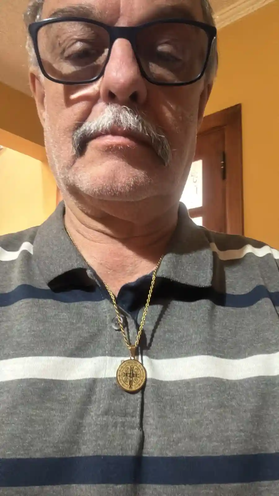 Osvaldo com o colar de São Bento