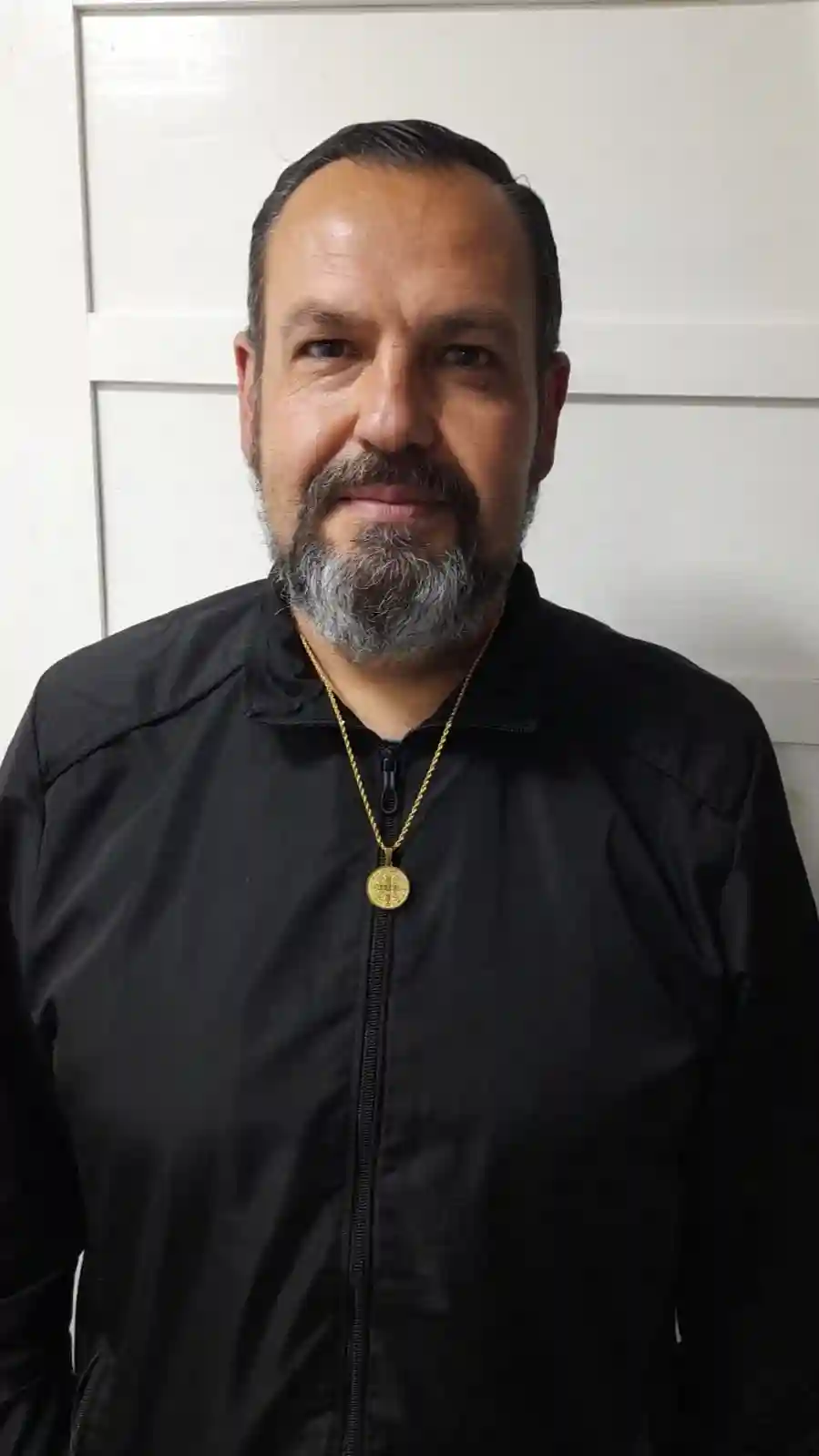 Eduardo com o colar de São Bento