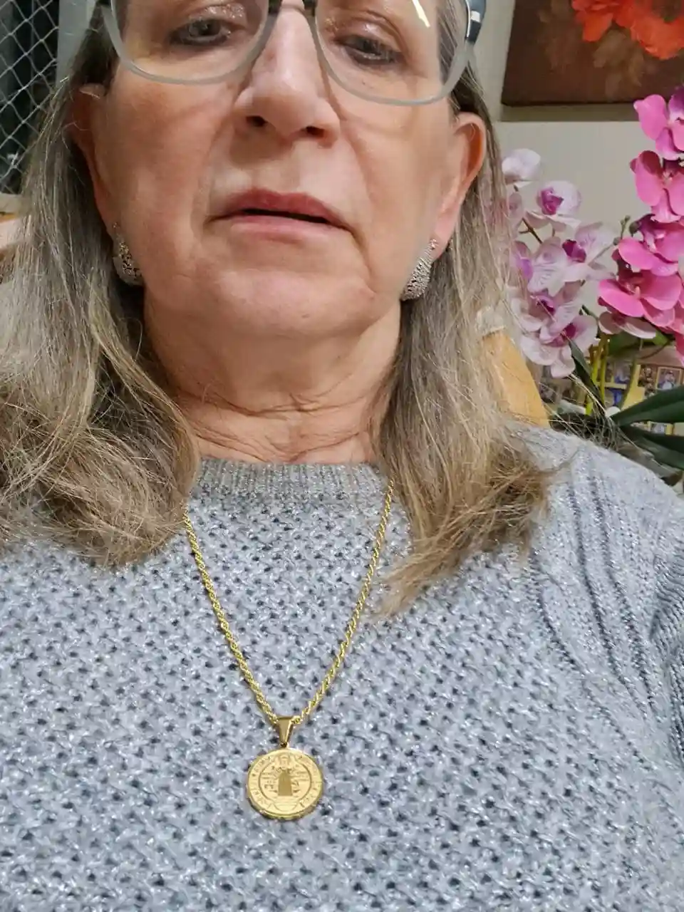 Marlene com o colar de São Bento
