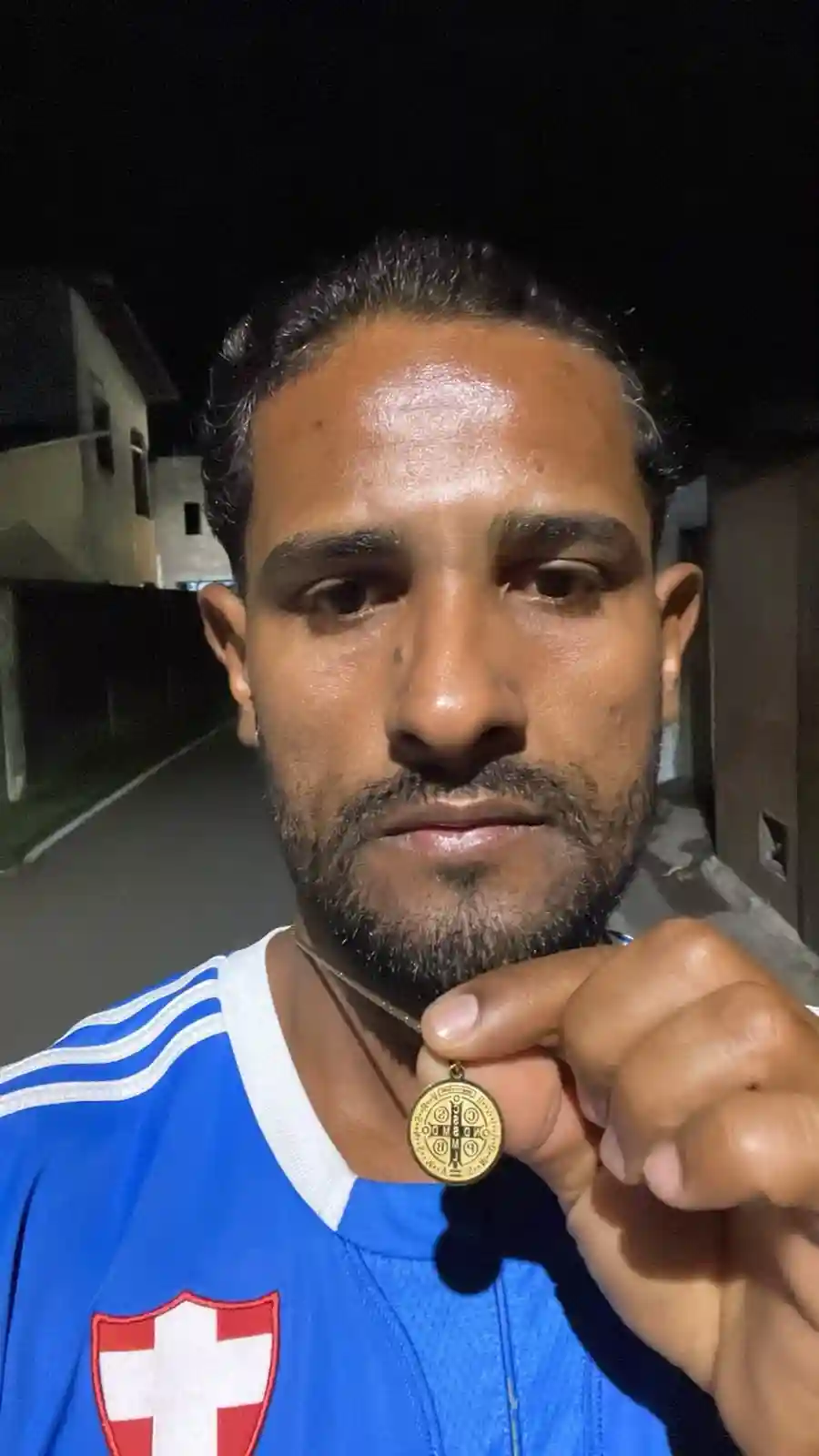 Rafael com o colar de São Bento