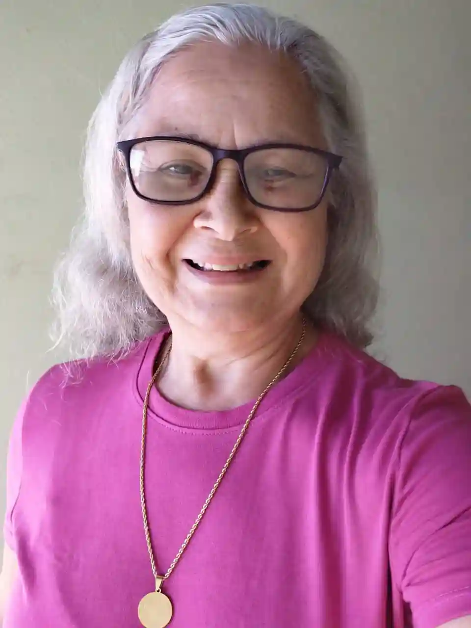 Terezinha com o colar de São Bento