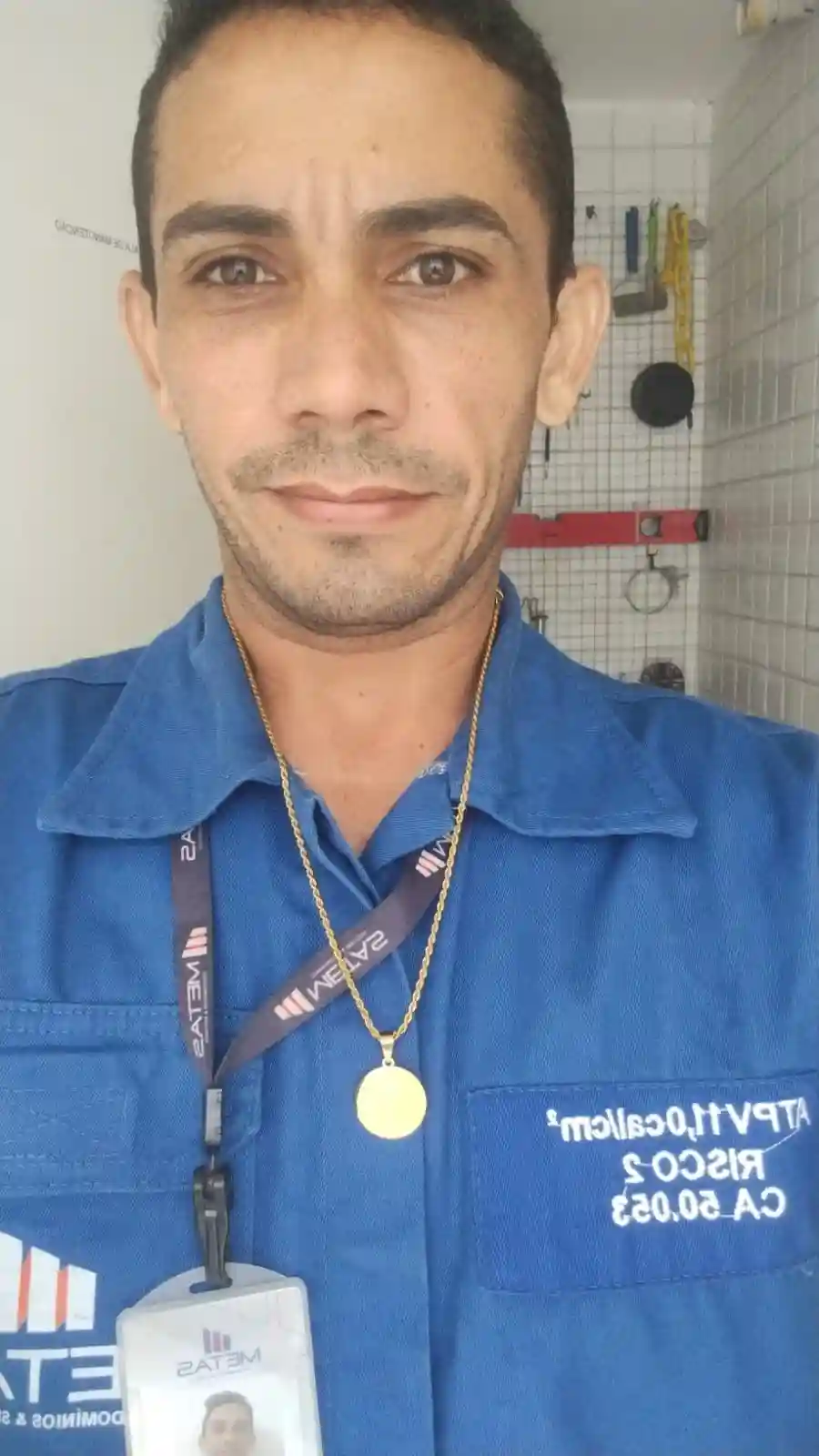 Gabriel com o colar de São Bento